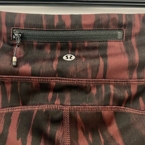 Lululemon Speed Tight IV
Painted Animal Bordeaux Drama Black / Black size 8 - Picture 15 of 16